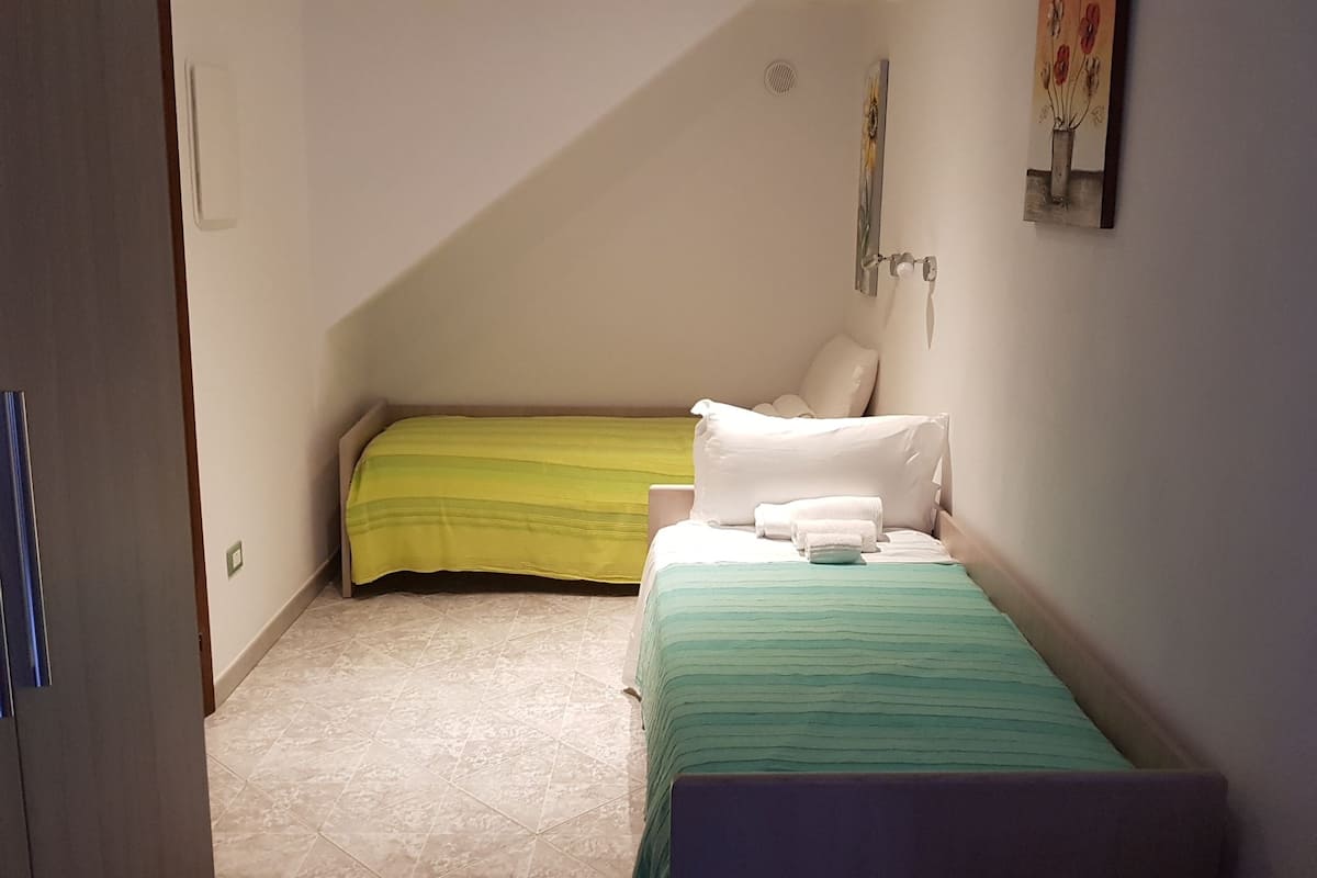 Basic Room, 2 Twin Beds, Non Smoking, Balcony (Vernazza) | Soundproofing, free WiFi