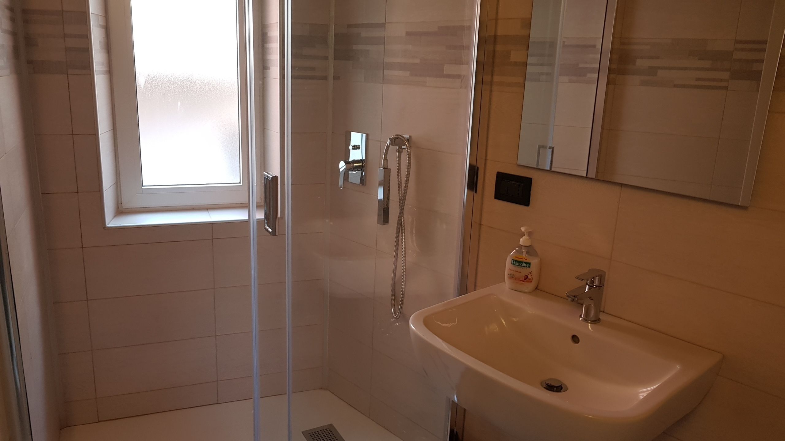 City-værelse - 1 kingsize-seng - ikke-ryger - balkon (Rio Maggiore) | Badeværelse | Bruser, gratis toiletartikler, bidet, håndklæder
