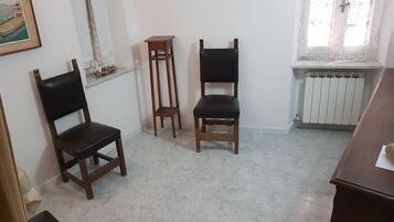 Business-Doppelzimmer, 1 King-Bett, Nichtraucher, Stadtblick (Manarola) | Zimmerausstattung