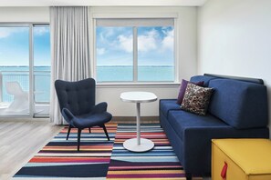 Hypo-allergenic bedding, in-room safe, blackout drapes - Aloft Ocean City (Ocean City)