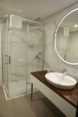 Shower, hydromassage showerhead, free toiletries, hair dryer - Milord Hotel (Istanbul)