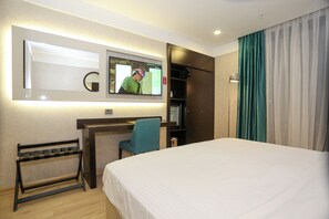 Minibar, brankas, meja kerja, dan ruang kerja ramah laptop