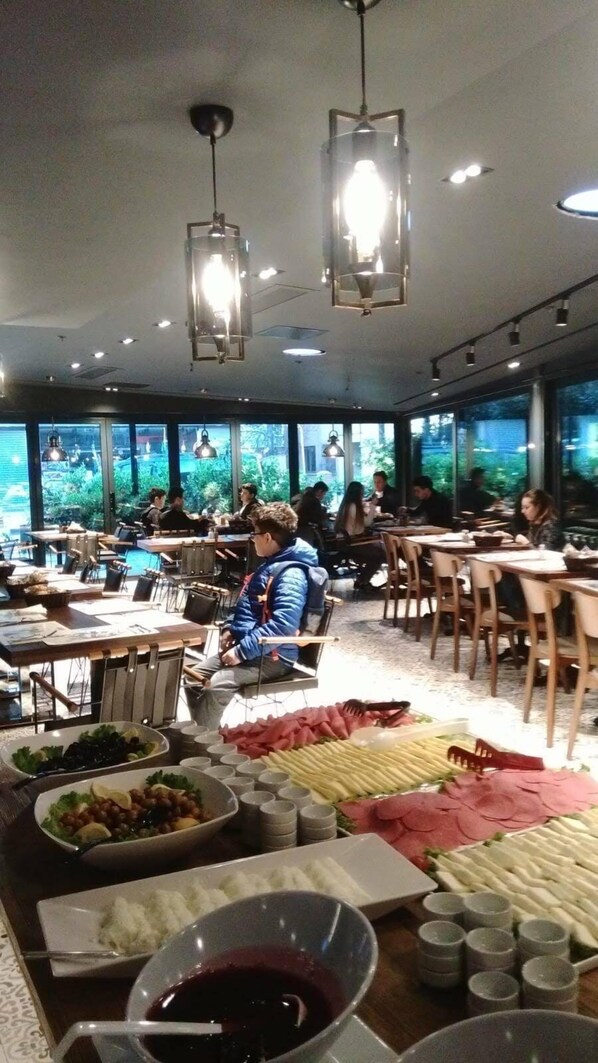 Petit déjeuner, déjeuner et dîner servis sur place