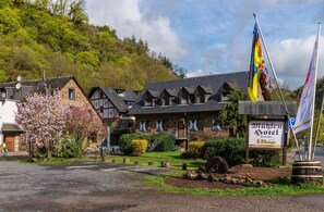 A traditional European hotel with stone walls and a signboard. - Mühlen Hotel Konschake (Burgen)