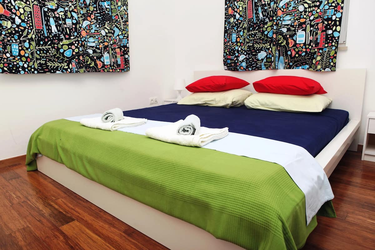 Apartemen Comfort, 2 kamar tidur (Tajana) | 2 kamar tidur, meja kerja, tirai kedap cahaya, dan setrika/meja setrika