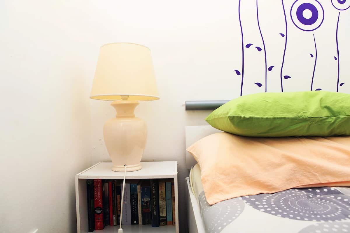 Apartemen, 1 kamar tidur (Ivana) | 2 kamar tidur, meja kerja, tirai kedap cahaya, dan setrika/meja setrika