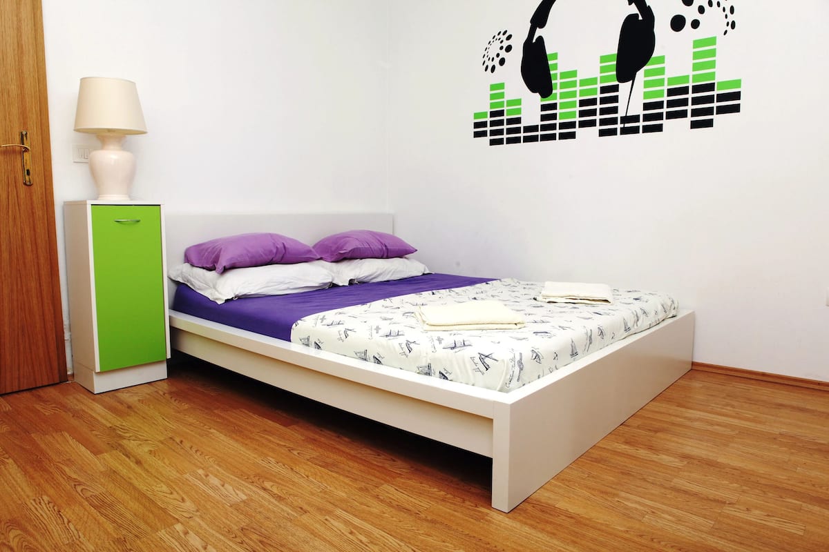 Suite estudio (Marina) | 2 habitaciones, escritorio y cortinas blackout 
