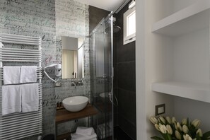 Kamar Double atau Twin Superior, pemandangan kota | Kamar mandi | Shower, pancuran hujan, perlengkapan mandi gratis, dan pengering rambut