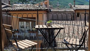 Una terraza con vistas a las montañas, con una mesa y sillas.