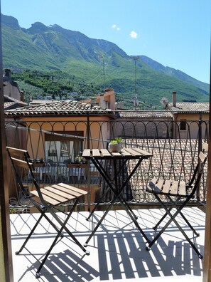 Outdoor dining - Apartment LUISA in the Casa Corte in the heart of Malcesine (Malcesine)