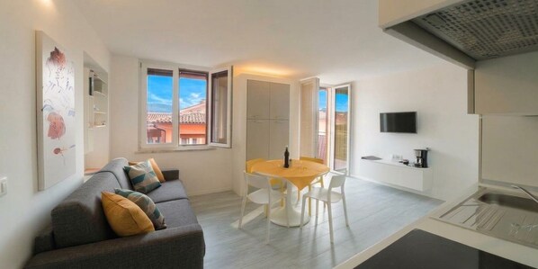 Un apartamento moderno con sala de estar, comedor y kitchenette.