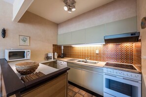 Apartment, 2 Bedrooms (Zandstuyver 102) | Private kitchen | Fridge, microwave, oven, stovetop