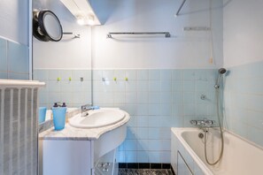 Apartment, 2 Bedrooms (Santiago 2-3) | Bathroom | Combined shower/tub - Santiago 2-3 (Koksijde)