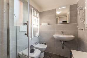 Apartment, 1 Bedroom | Bathroom | Shower, free toiletries, hair dryer, bidet - Blue Marlin Retreats (Bologna)
