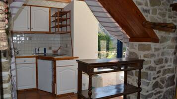 Frigorifero, microonde, forno, piano cottura