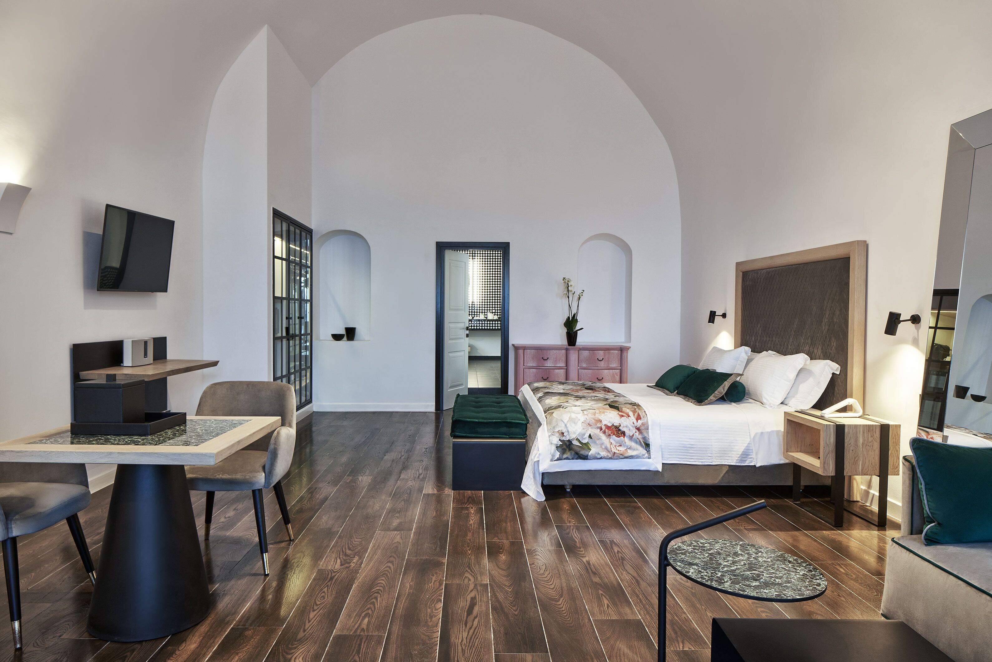 senior suite, 1 king bed | free minibar items, in-room safe, desk, blackout curtains