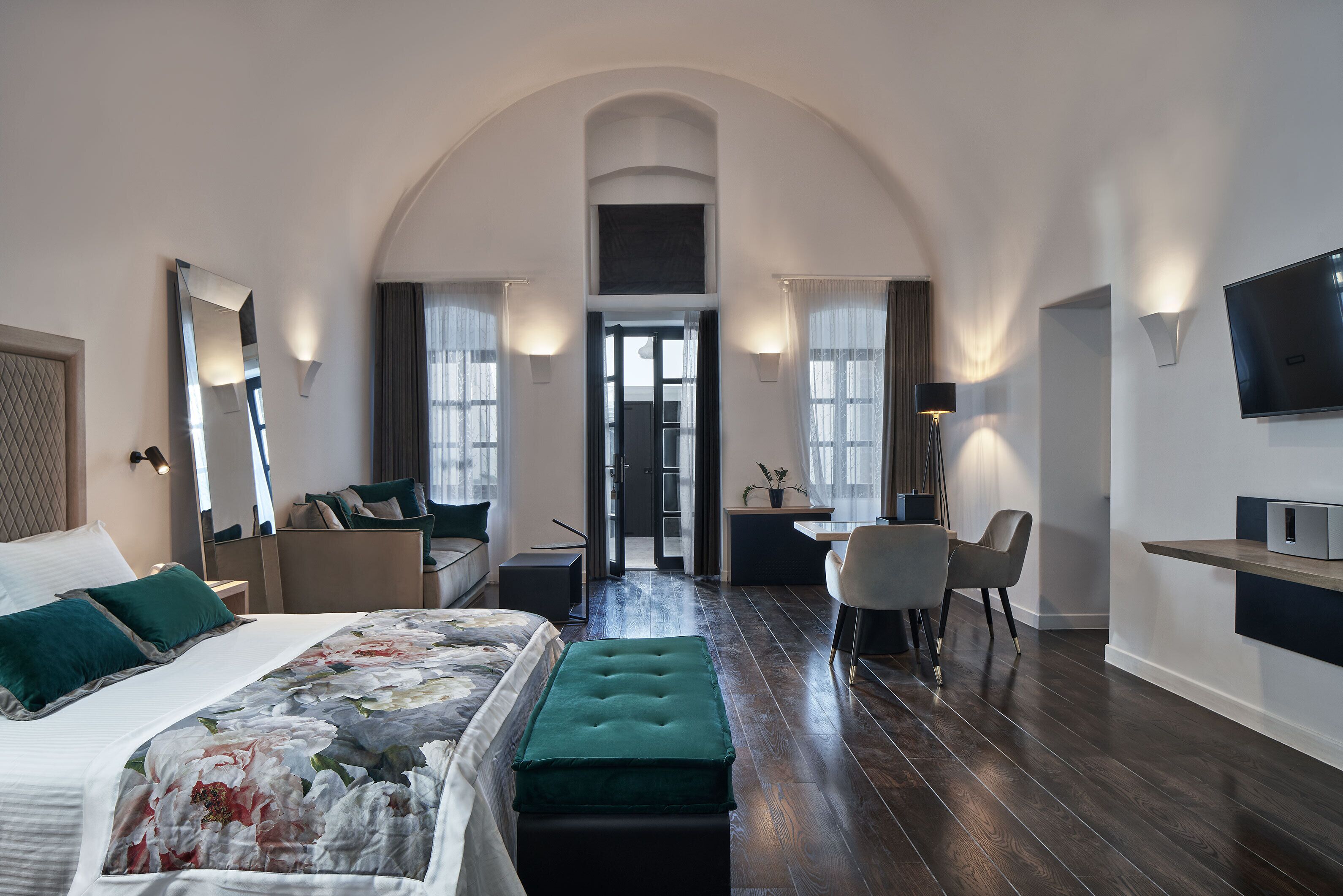 senior suite, 1 king bed | free minibar items, in-room safe, desk, blackout curtains