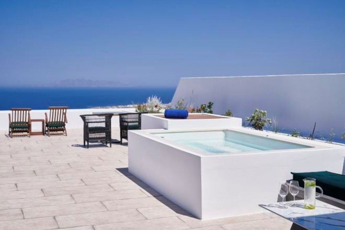 Senior Jetted Tub Suite With Sea View