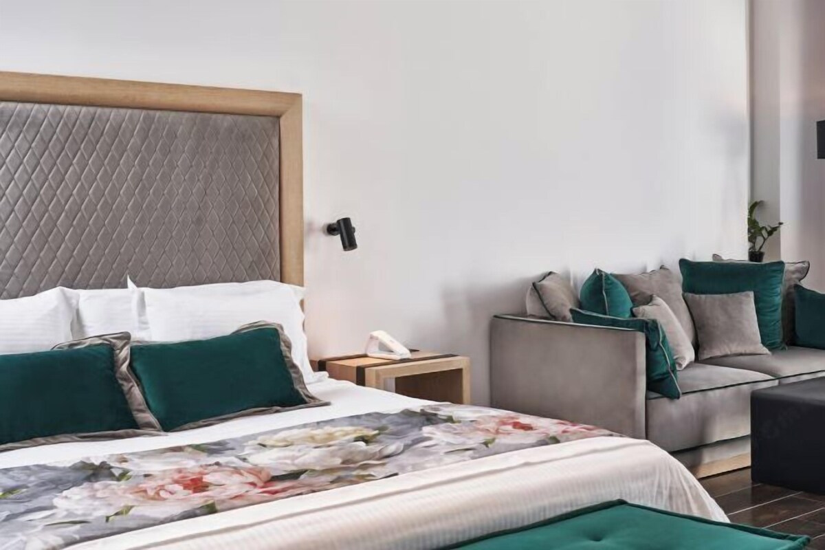 Minibar với thức ăn, đồ uống miễn phí, két bảo mật tại phòng, bàn 
