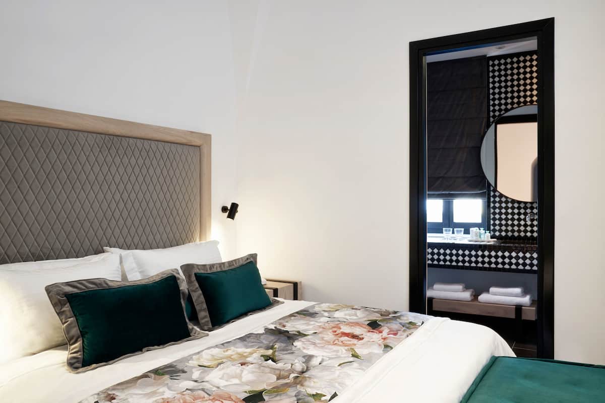 Mini-bar avec articles gratuits, coffres-forts dans les chambres, bureau