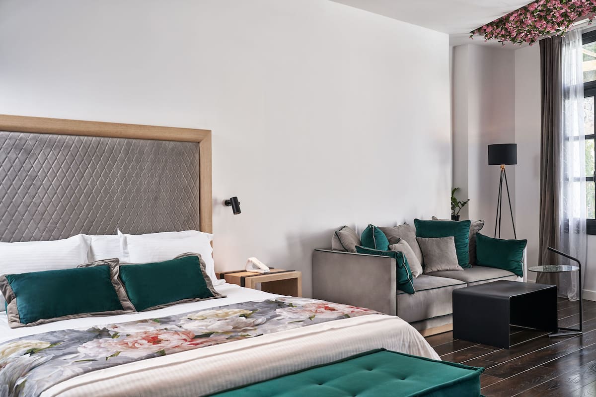 Honeymoon Jetted Tub Suite, Sea View | Artículos del minibar gratis y caja de seguridad en la habitación