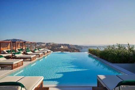 Seasonal outdoor pool, sun loungers. Katikies Garden Santorini - The Leading Hotels Of The World