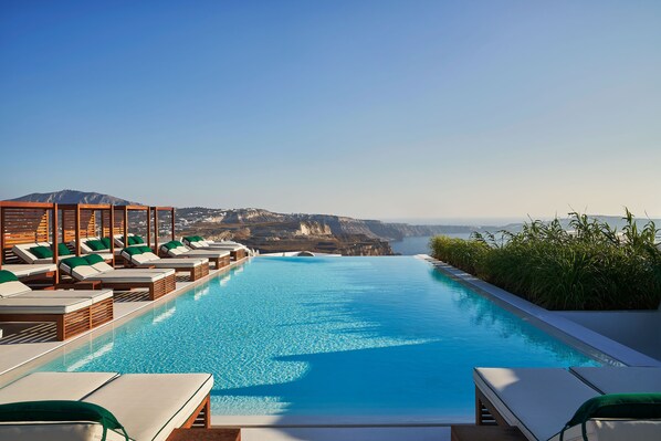 Seasonal outdoor pool, sun loungers - Katikies Garden Santorini - The Leading Hotels Of The World (Santorini)