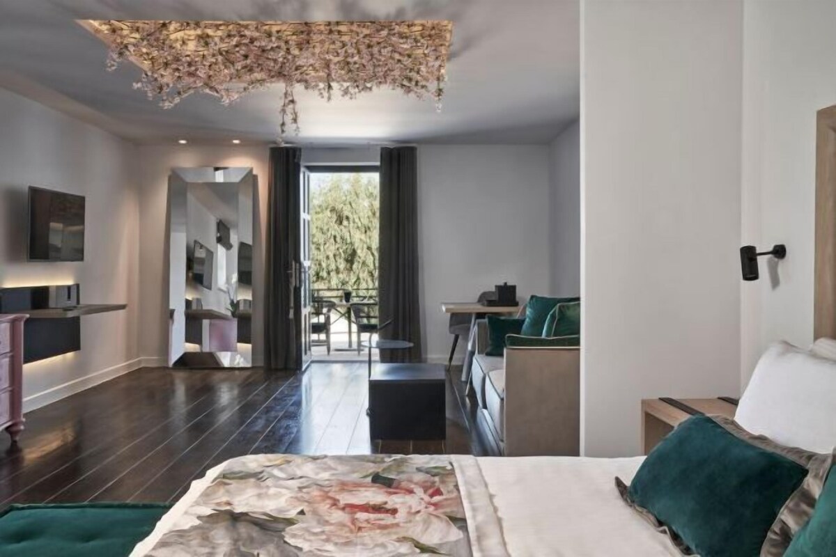 Minibar với thức ăn, đồ uống miễn phí, két bảo mật tại phòng, bàn 