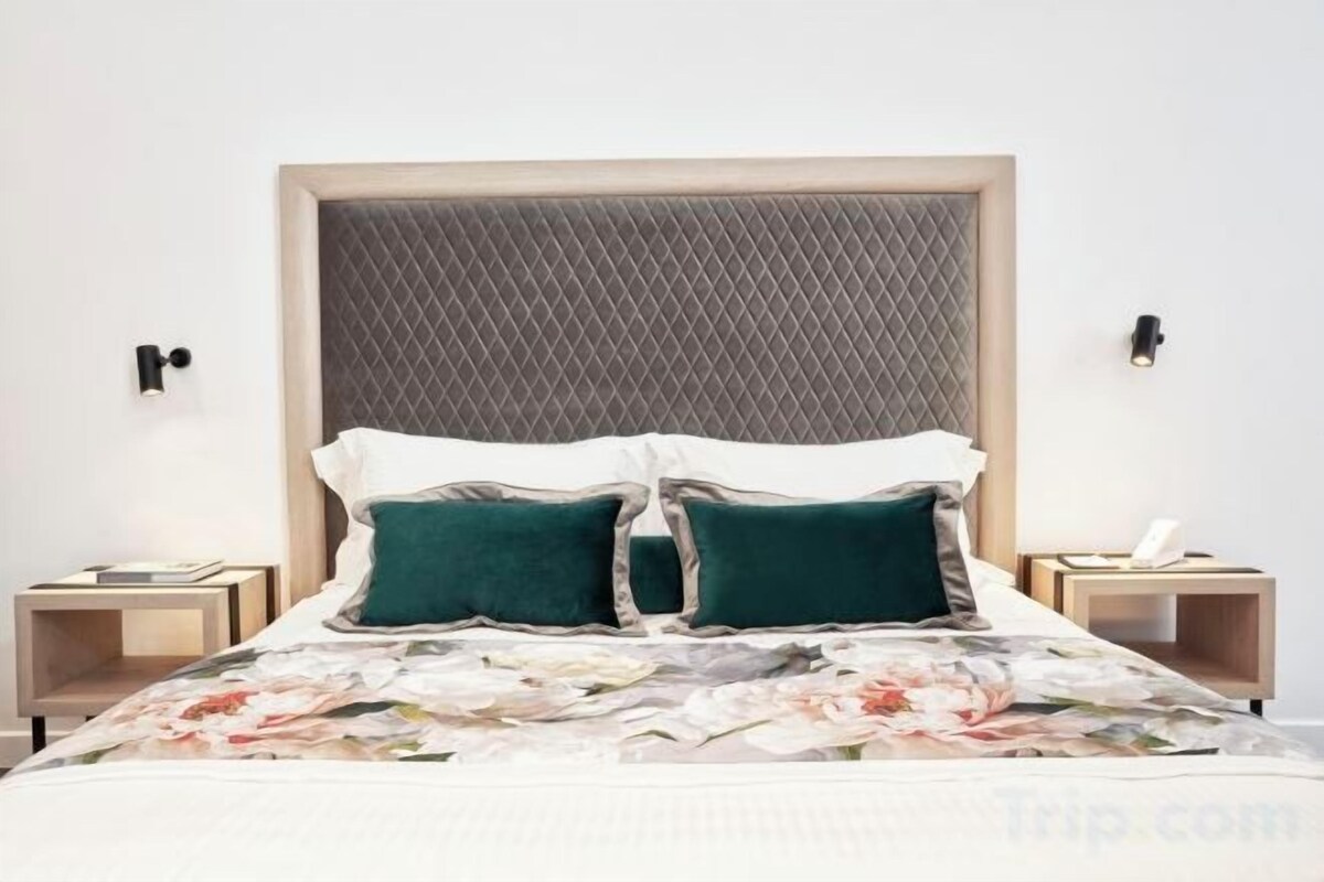 Minibar (some free items), in-room safe, desk, blackout drapes