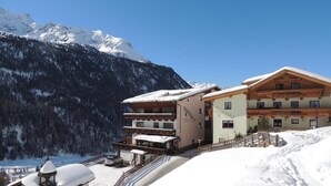 Una località montana con ristorante e camere per gli ospiti.