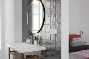 Signature dubbelrum - 1 queensize-säng - utsikt mot staden | Badrum | Gratis toalettartiklar, hårtork och handdukar
