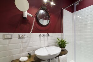 Quarto casal luxo, vista para a cidade (Industriale) | Pia do banheiro