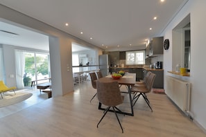 Villa luxueuse, 4 chambres, vue sur la mer | Repas dans la chambre