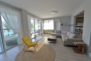 Villa luxueuse, 4 chambres, vue sur la mer | Salle de séjour | Téléviseur à écran plat de 40 po avec télévision par satellite