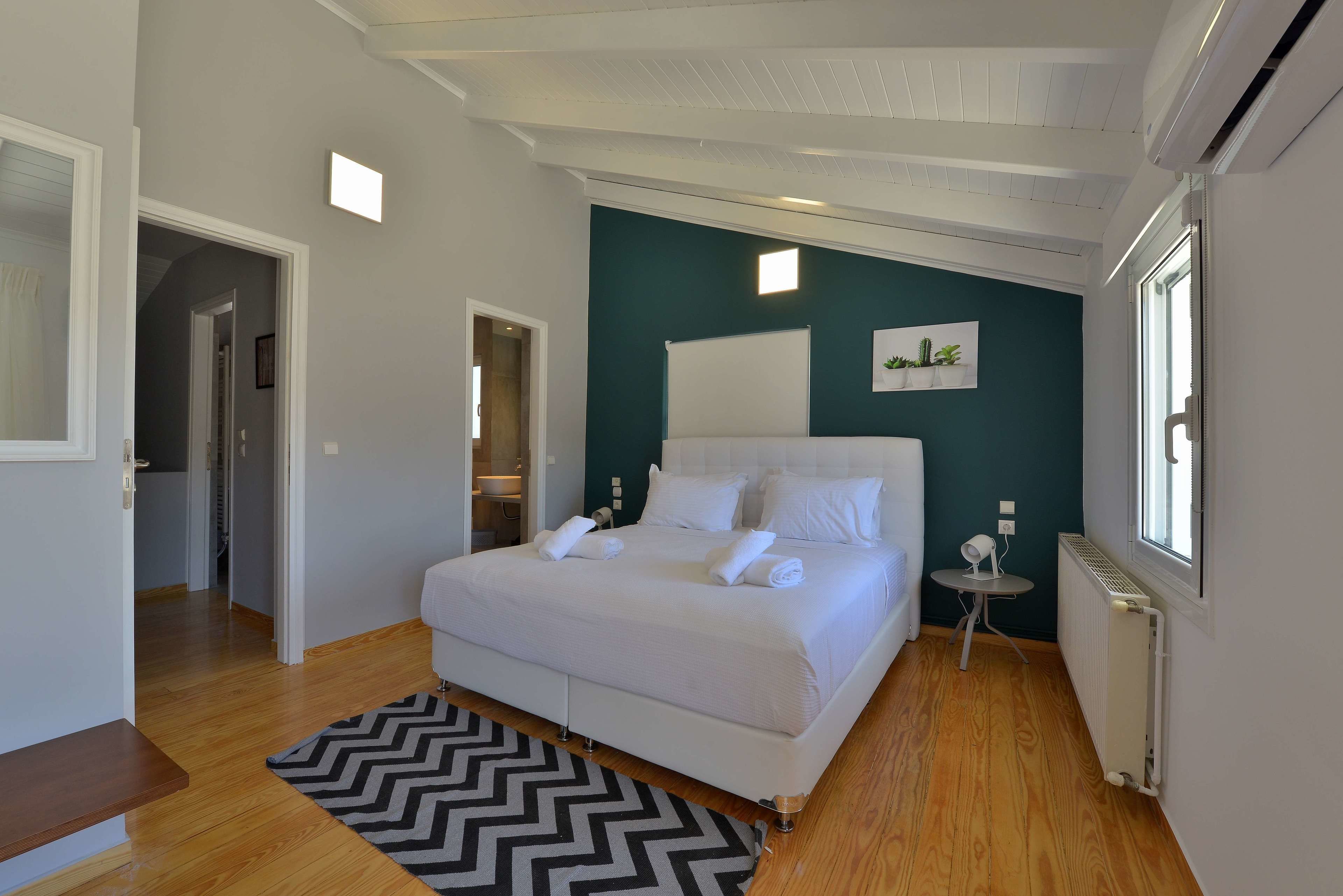 4 habitaciones, ropa de cama de alta calidad y escritorio 