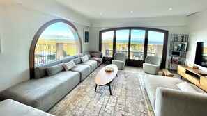 Smart-tv, een open haard, een dvd-speler en tafelvoetbal