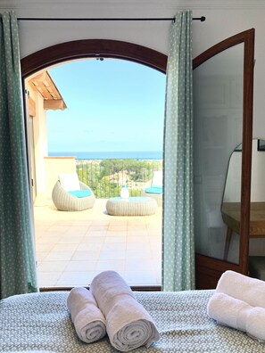 6 slaapkamers, een kluis op de kamer, een strijkplank/strijkijzer