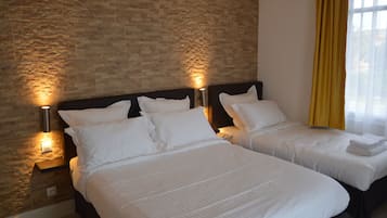 Chambre triple, balcon | Minibar, coffre-fort, décor unique, ameublement unique