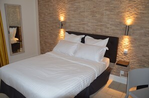 Traditional Double Room | Minibar, in-room safe, individually decorated, individually furnished - Hotel Castellamar (Sainte-Maxime)