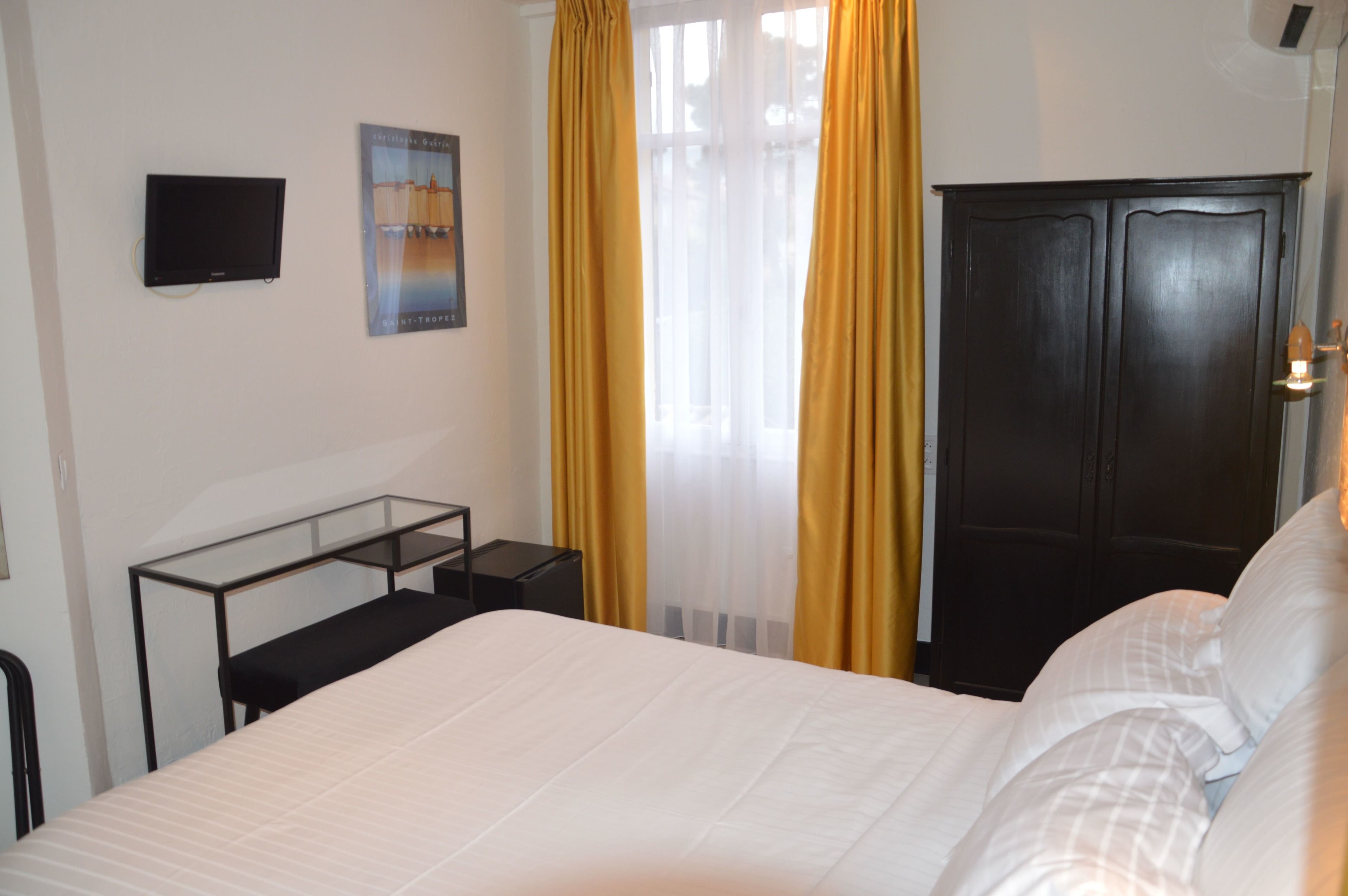 traditional double room | 1 bedroom, minibar, in-room safe, individually decorated