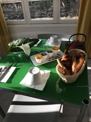 Petit-déjeuner continental (12 EUR par personne)