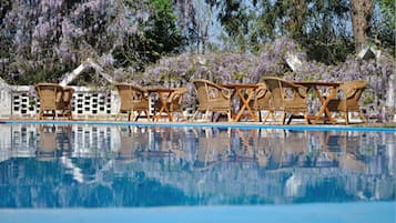 Piscina all'aperto, lettini