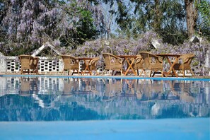 Piscina all'aperto, lettini
