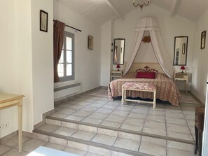 2 slaapkamers, een strijkplank/strijkijzer, reisbedje, gratis wifi