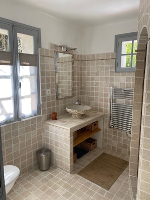Douche, serviettes fournies, papier de toilette