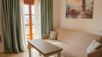 Apartamento, 1 habitación, no fumadores | Sala de estar | Una televisión de pantalla plana
