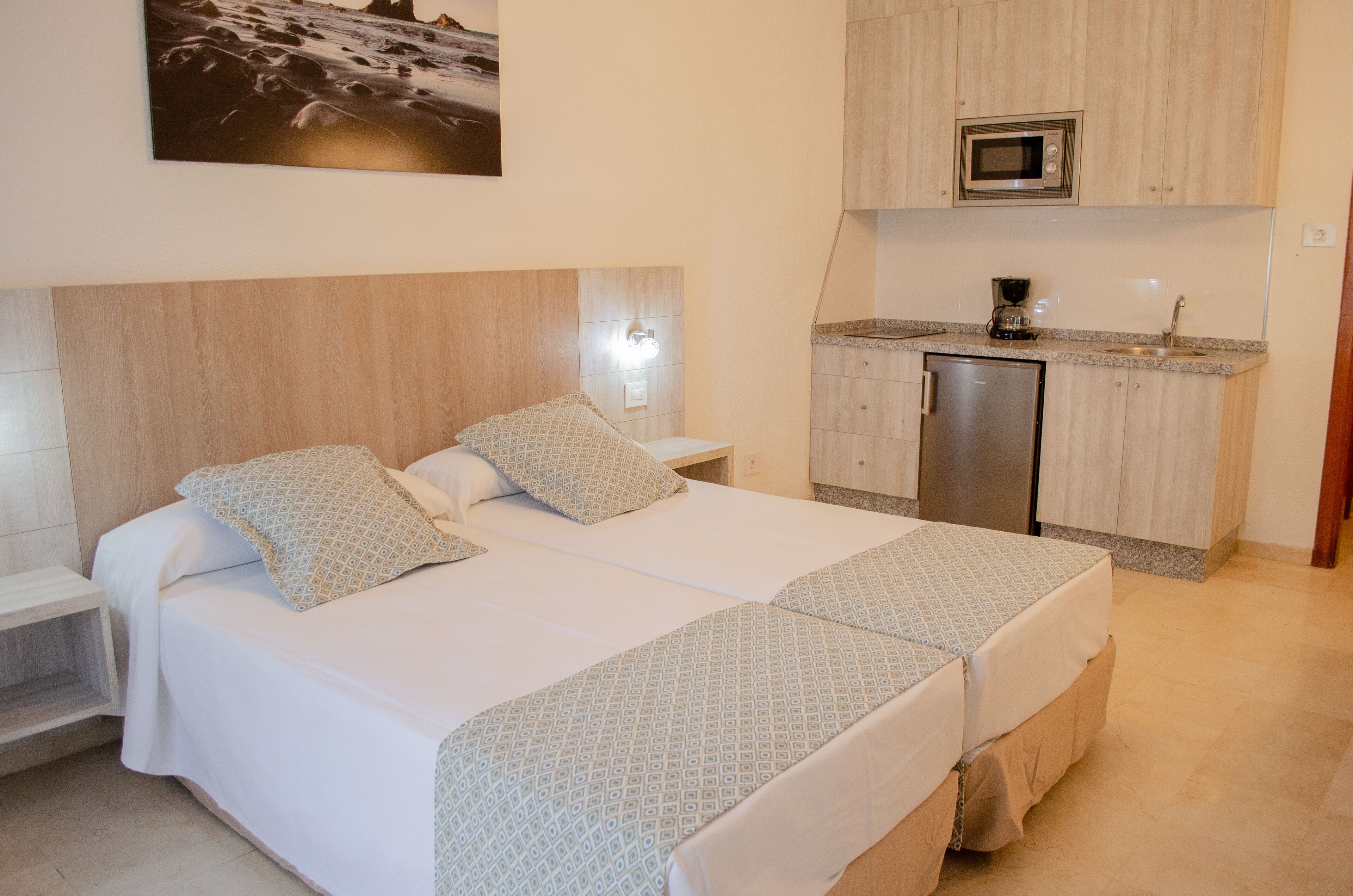 studio, 2 single beds, non smoking | in-room safe, iron/ironing board, free wifi, bed sheets