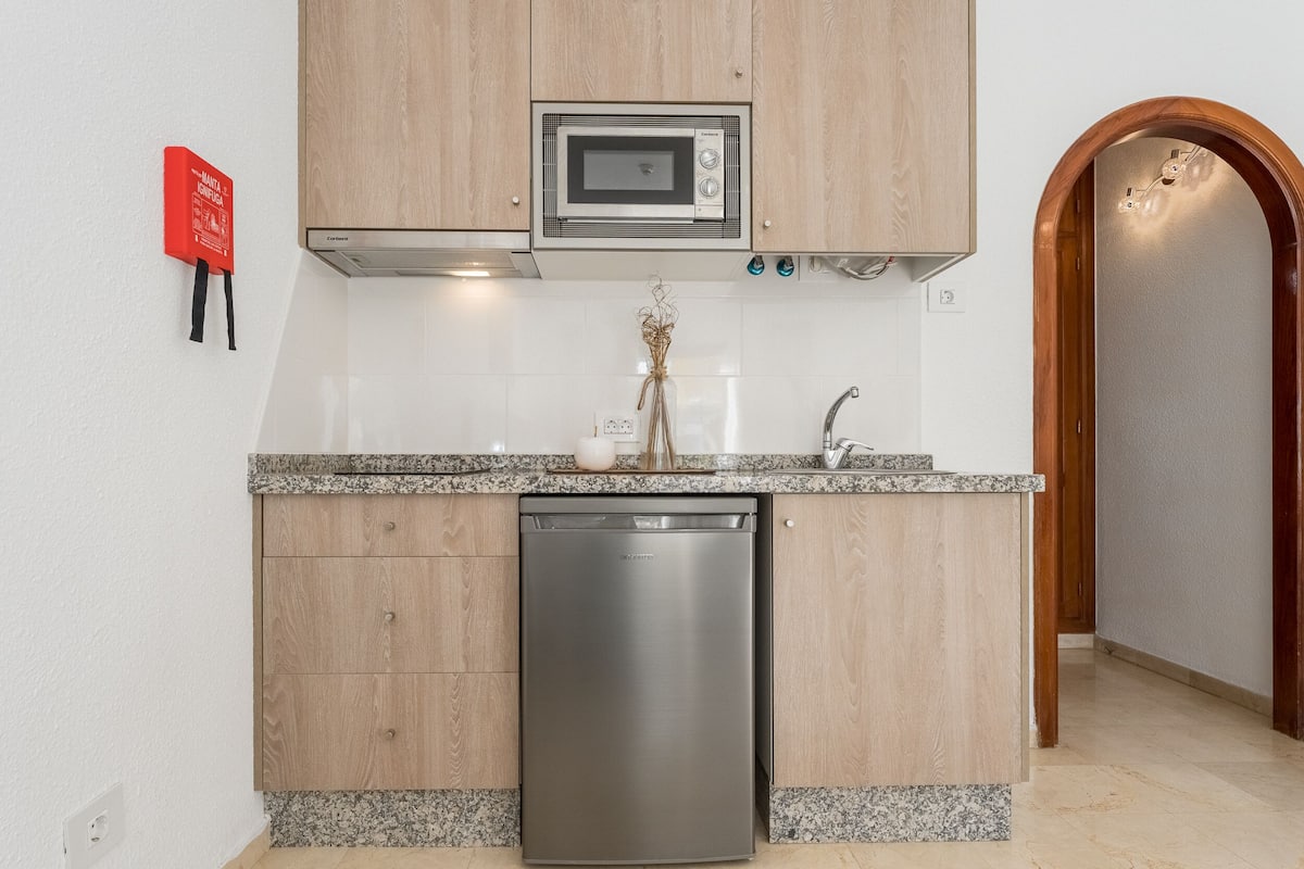 studio, 2 single beds, non smoking | in-room safe, iron/ironing board, free wifi, bed sheets