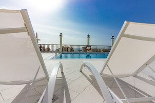 Piscina all'aperto, ombrelloni da piscina, lettini