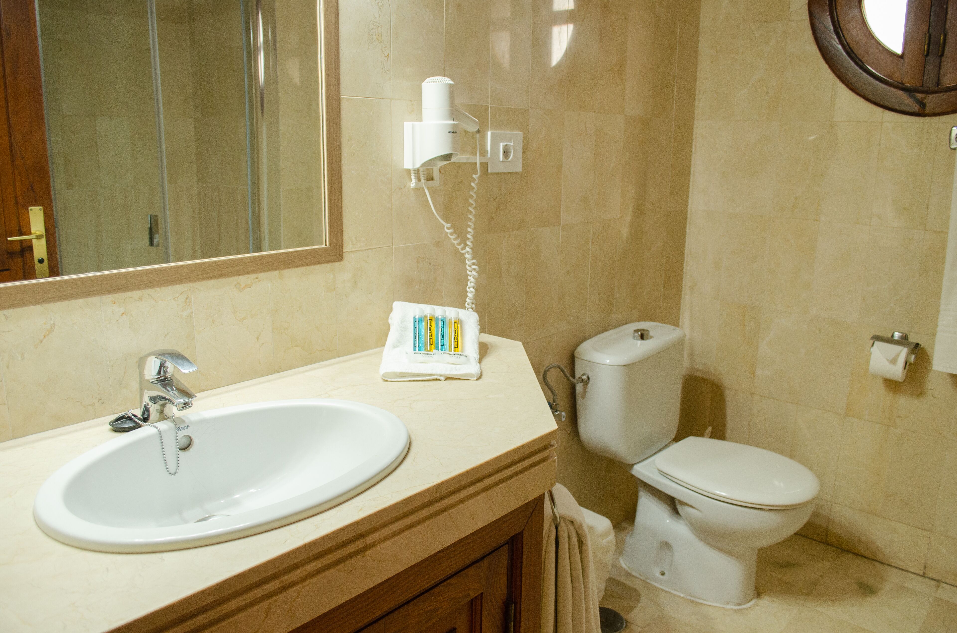 shower, rainfall showerhead, free toiletries, hair dryer